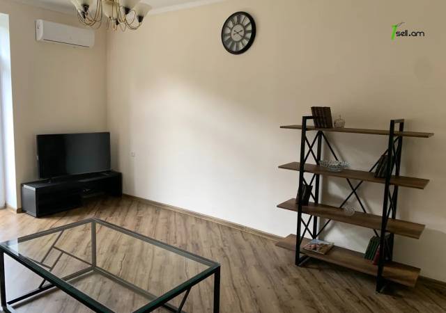 3 սենյականոց բնակարան Չարենցի փողոցում, 90 ք.մ., 3/5 հարկ, կապիտալ վերանորոգված, քարե շենք