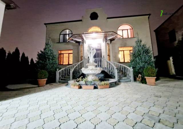 Երկու հարկանի քարե տուն Դավթաշենի 7-րդ փողոցում Դավիթաշենում, 1000 ք.մ., 3+ սանհանգույց