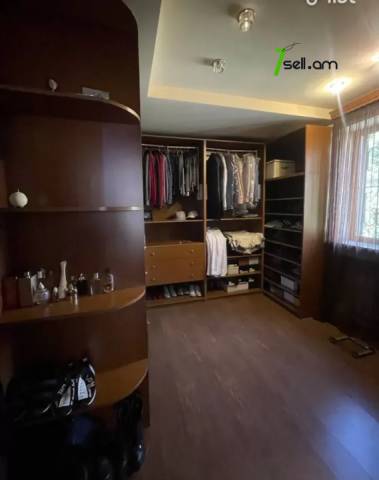 Երեք հարկանի տուն Արաբկիր 51-րդ փողոցում Արաբկիրում, 580 ք.մ., 3+ սանհանգույց