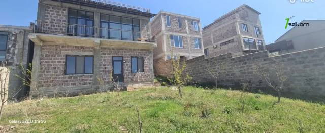 Երեք հարկանի տուն, Դուրյան թաղամաս Ավանում, 360 ք.մ., 2 սանհանգույց, եվրովերանորոգված