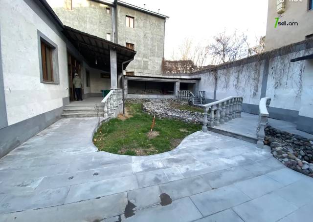 Մեկ հարկանի քարե տուն Վարշավյան փողոցում Քանաքեռ Զեյթունում, 150 ք.մ., 2 սանհանգույց