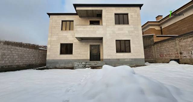 Երկու հարկանի տուն Պարույր Սևակի փողոցում Ավանում, 888 քմ, 2 սանհանգույց, մասնակի վերանորոգում