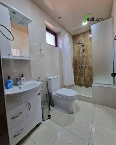 Երկու հարկանի քարե տուն Հաղթանակի փողոցում Ձորաղբյուրում, 500 ք.մ., 3+ սանհանգույց, եվրովերանորոգված