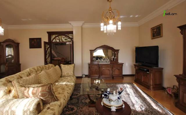 Երեք հարկանի քարե տուն Սևքարեցի Սաքոյի փողոցում Արաբկիրում, 600 ք.մ., 3+ սանհանգույց