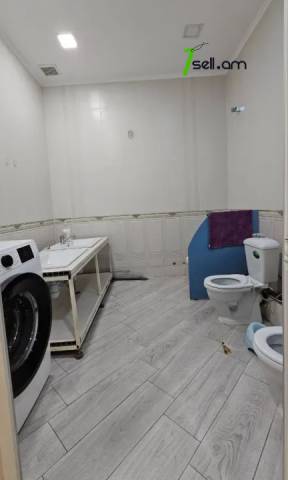 Երեք հարկանի քարե տուն Ազատության պողոտայում Արաբկիրում, 900 քմ, 3+ սանհանգույց