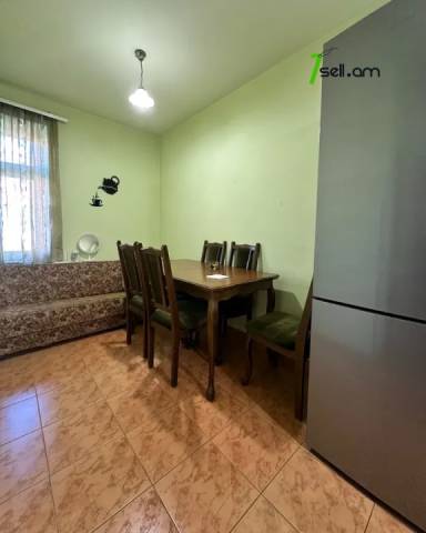 3 սենյականոց բնակարան Մարգարյան փողոցում, 75 ք.մ., 3/5 հարկ, կապիտալ վերանորոգված, քարե շենք