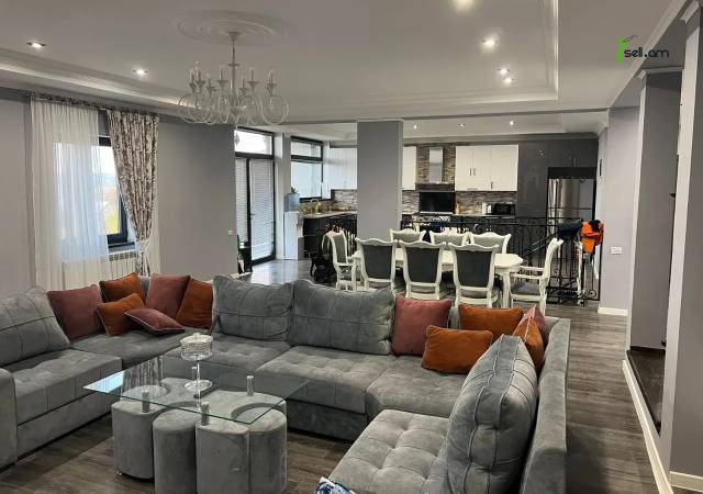 Երեք հարկանի քարե տուն 16-րդ փողոցում Ձորաղբյուրում, 550 ք.մ., 3+ սանհանգույց, եվրովերանորոգված