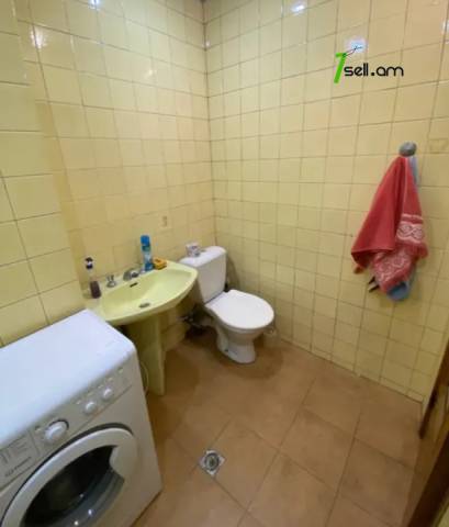 1 սենյականոց բնակարան Չարենցի փողոցում, 45 ք.մ., 2/4 հարկ, կապիտալ վերանորոգված, քարե շենք