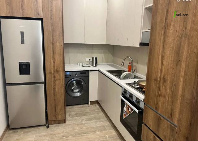 3 սենյականոց բնակարան Նալբանդյան փողոցում, 64 քմ, նախավերջին հարկ, բարձր առաստաղներ