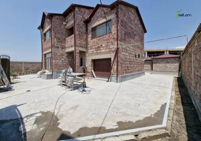 Երկու հարկանի քարե տուն, Գ-1 թաղամաս Աջափնյակում, 500 ք.մ., 3+ սանհանգույց, եվրովերանորոգված