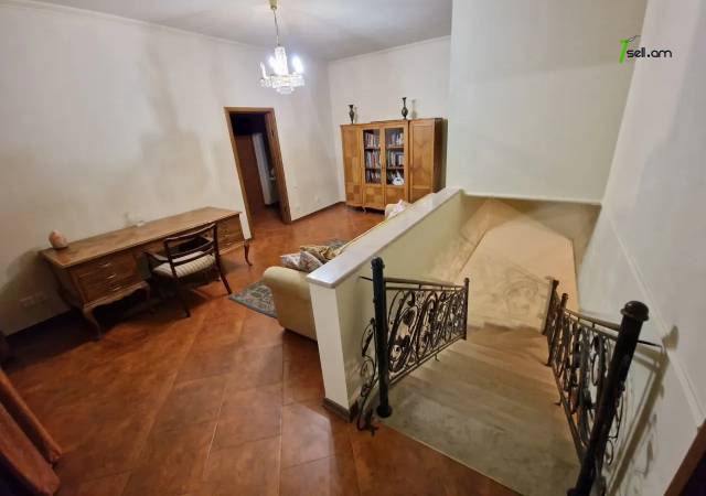 Ընդարձակ 3 սենյականոց բնակարան Թումանյան փողոցում, 160 ք.մ., նախավերջին հարկ, 2 սանհանգույց