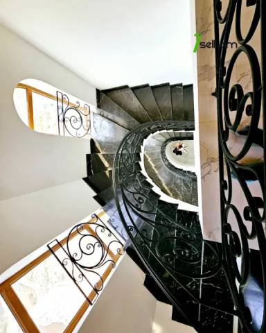 Երեք հարկանի քարե տուն Դավիթ Բեկի փողոցում Նոր Նորքում, 1003 քմ, 3+ սանհանգույց