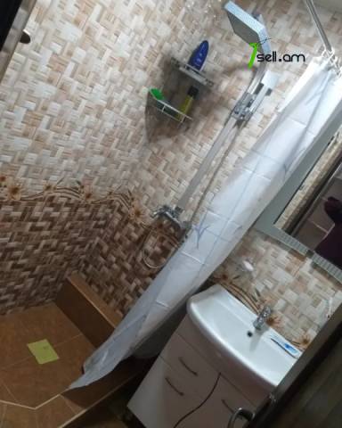 2 սենյականոց բնակարան, Lyuksemburg Street, 62 ք.մ., 1/4 հարկ, կապիտալ վերանորոգված, քարե շենք