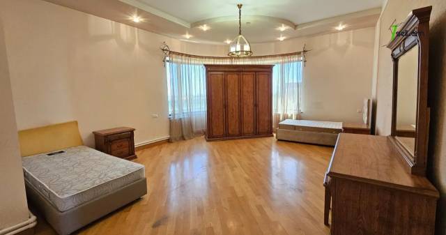 Երկու հարկանի քարե տուն Սիլիկյանի 5-րդ փողոցում Աջափնյակում, 3000 քմ, 2 սանհանգույց, մեծ հողամաս