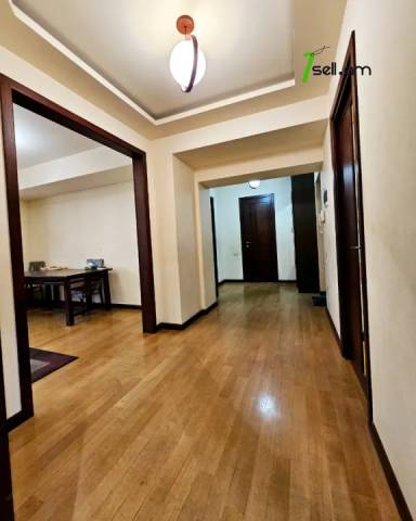 3 սենյականոց բնակարան Հանրապետության փողոցում, 100 քմ, 2/6 հարկ, կապիտալ վերանորոգված, քարե շենք