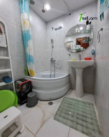 3 սենյականոց բնակարան, Աթոյան փողոց անցուղի, 90 ք.մ., 1/5 հարկ, կապիտալ վերանորոգված, քարե շենք