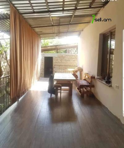 Երկու հարկանի քարե տուն, Մաշտոցի 10-րդ նրբանցք Օշականում, 260 քմ, 2 սանհանգույց