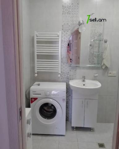 3 սենյականոց բնակարան Սայաթ-Նովայի պողոտայում, 70 ք.մ., 3/5 հարկ, եվրովերանորոգված, քարե շենք