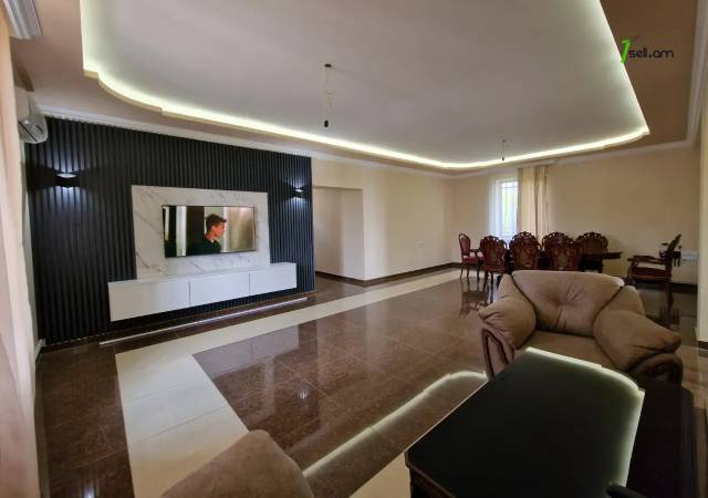 Երկու հարկանի քարե տուն Դավթաշենի 7-րդ փողոցում Դավթաշենում, 300 քմ, 2 սանհանգույց