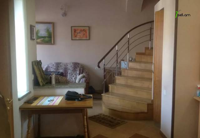 Երկու հարկանի քարե տուն Վարշավյան փողոցում Քանաքեռ Զեյթունում, 800 ք.մ., կապիտալ վերանորոգված