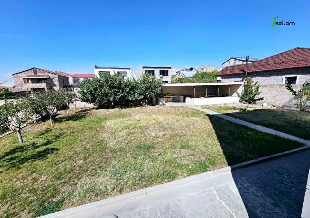 Երկու հարկանի տուն Մհեր Մկրտչյան փողոցում Ավանում, 1080 ք.մ., 3+ սանհանգույց, կապիտալ վերանորոգված