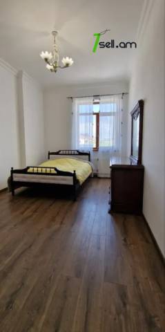 Երեք հարկանի քարե տուն Մելքումովի փողոցում Դավիթաշենում, 600 քմ, 3+ սանհանգույց, եվրովերանորոգված