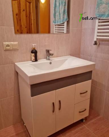 Երկու հարկանի քարե տուն Քեռու փողոցում Ձորաղբյուրում, 1200 քմ, 2 սանհանգույց, եվրովերանորոգված