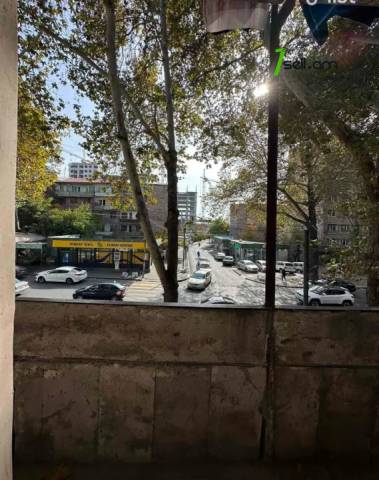 2 սենյականոց բնակարան Մամիկոնյանց փողոցում, 68 ք.մ., 2/5 հարկ, մասնակի վերանորոգում, քարե շենք