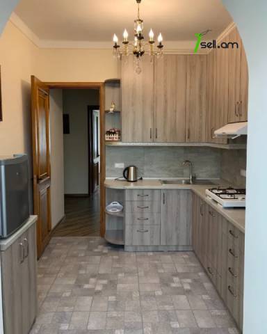 3 սենյականոց բնակարան Չարենցի փողոցում, 90 ք.մ., 3/5 հարկ, կապիտալ վերանորոգված, քարե շենք