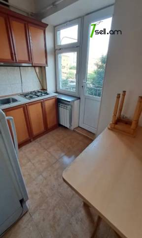 1 սենյականոց բնակարան Արշակունյաց պողոտայում, 40 քմ, 3/5 հարկ, կոսմետիկ վերանորոգում, քարե շենք