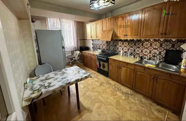 4 սենյականոց բնակարան Ռուբինյանց փողոցում, 100 ք.մ., 8/14 հարկ, 2 սանհանգույց, մասնակի վերանորոգում