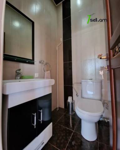 Երկու հարկանի քարե տուն Նուբարաշենի 4-րդ փողոցում Նուբարաշենում, 800 ք.մ., 3+ սանհանգույց