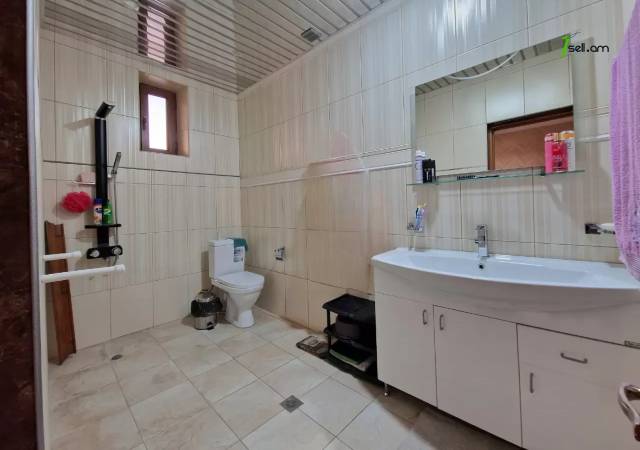 Երեք հարկանի քարե տուն Քանաքեռ Զեյթունում, 300 ք.մ., 3+ սանհանգույց, դիզայներական ոճով վերանորոգված