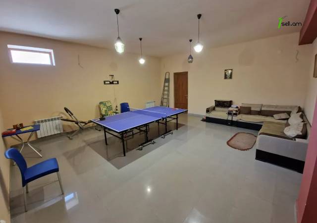 Երկու հարկանի քարե տուն Նուբարաշենի 4-րդ փողոցում Նուբարաշենում, 800 ք.մ., 3+ սանհանգույց