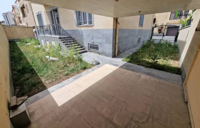 Երկու հարկանի քարե տուն, Նոյ թաղամաս Աջափնյակում, 400 ք.մ., 3+ սանհանգույց, եվրովերանորոգված