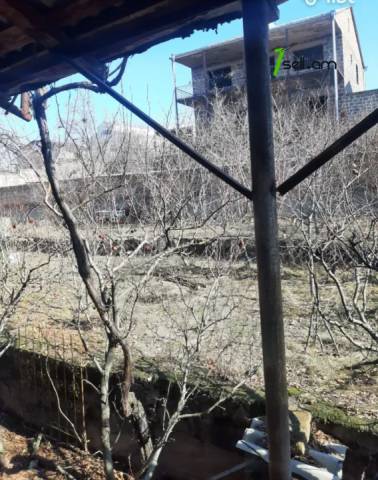 Երկու հարկանի քարե տուն, 7-րդ նրբանցք Մուղնիում, 248 քմ, 2 սանհանգույց, մասնակի վերանորոգում