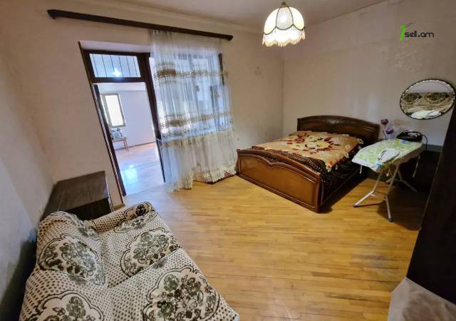 Երկու հարկանի քարե տուն Մարշալ Բաղրամյան պողոտայում կենտրոնում, 130 ք.մ., եվրովերանորոգված