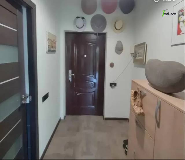 2 սենյականոց բնակարան Կորյունի փողոցում, 55 ք.մ., բարձր առաստաղներ, եվրովերանորոգված, քարե շենք