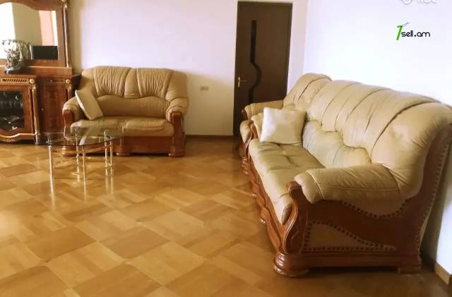 4 սենյականոց բնակարան Արամ Խաչատրյան փողոցում, 113 ք.մ., 3/5 հարկ, կապիտալ վերանորոգված, քարե շենք