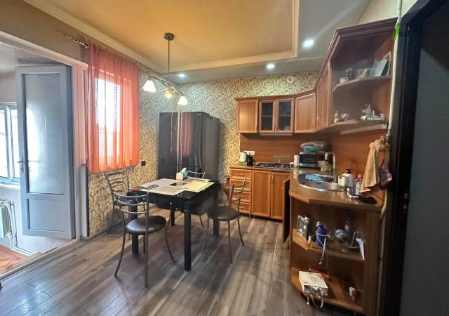 Մեկ հարկանի քարե տուն, Antarayin Street կենտրոնում, 80 քմ, 2 սանհանգույց, կոսմետիկ վերանորոգում