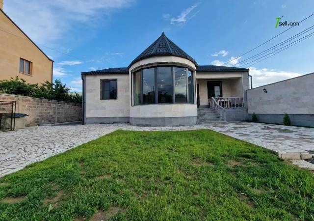 Մեկ հարկանի քարե տուն Էրեբունու փողոցում Էրեբունիում, 450 ք.մ., կապիտալ վերանորոգված