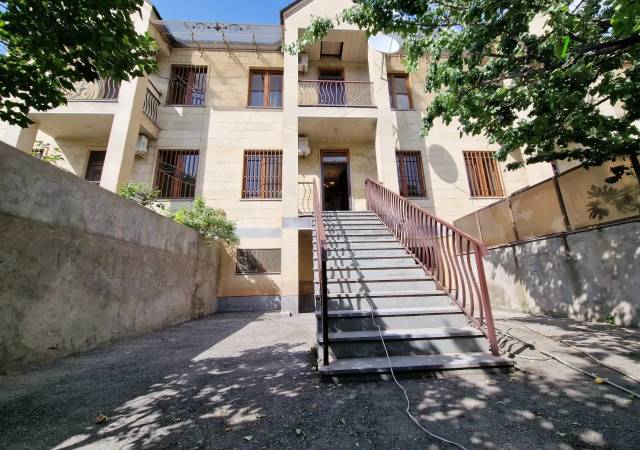 Երկու հարկանի քարե տուն Բաբայան փողոցում Արաբկիրում, 600 ք.մ., 3+ սանհանգույց, կապիտալ վերանորոգված