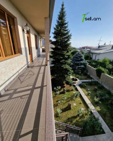 Երեք հարկանի քարե տուն Լուսինե Զաքարյան փողոցում Նորք Մարաշում, 300 քմ, 3+ սանհանգույց