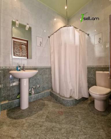 Երկու հարկանի քարե տուն Մոլդովական փողոցում Նոր Նորքում, 1300 ք.մ., 3+ սանհանգույց, եվրովերանորոգված