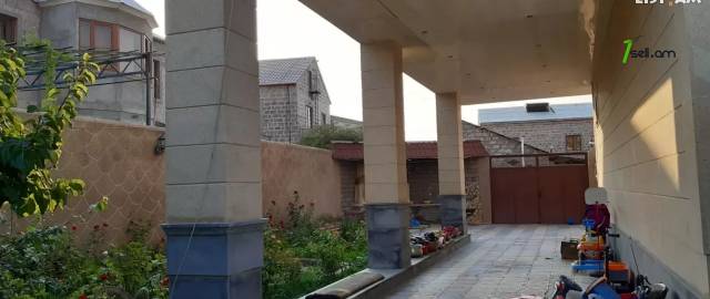 Երկու հարկանի քարե տուն, Դավթաշեն վարչական շրջան Դավիթաշենում, 650 ք.մ., 2 սանհանգույց