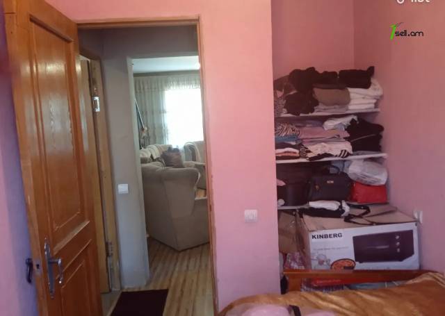 Երեք հարկանի քարե ամառանոց 16-րդ փողոցում Գետամեջում, 148 ք.մ., 2 սանհանգույց, մասնակի վերանորոգում