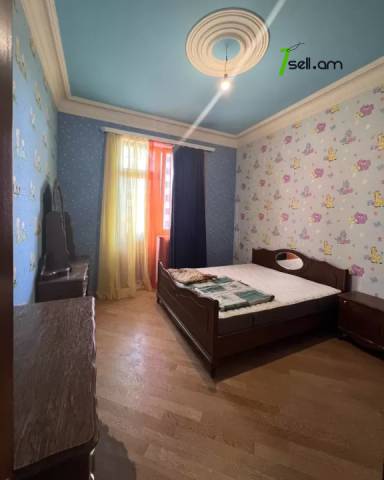 Երկու հարկանի քարե տուն, Թբիլիսյան խճուղի Արաբկիրում, 900 ք.մ., 3+ սանհանգույց, եվրովերանորոգված