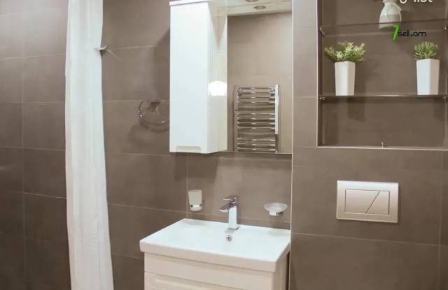 4 սենյականոց բնակարան Դրոյի փողոցում, 91 ք.մ., կապիտալ վերանորոգված, քարե շենք