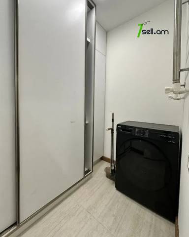 1 սենյականոց բնակարան Դերենիկ Դեմիրճյանի փողոցում, 30 ք.մ., 3/5 հարկ, կապիտալ վերանորոգված