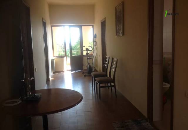 Երկու հարկանի քարե տուն Վարշավյան փողոցում Քանաքեռ Զեյթունում, 800 ք.մ., կապիտալ վերանորոգված